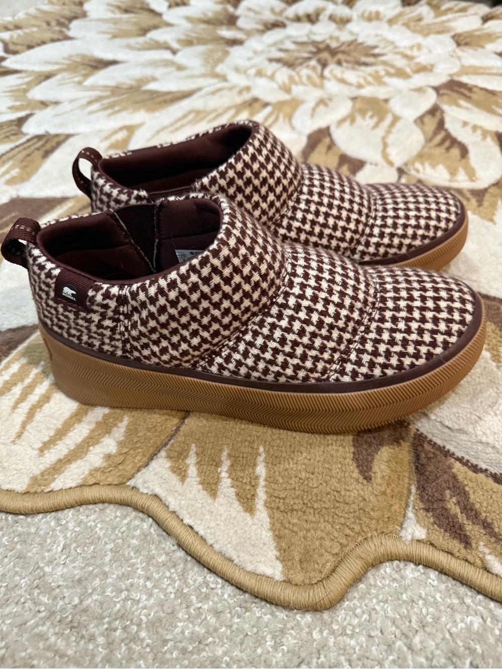 Sorel Women's Out 'N About IV Mini Puffy Boots in the Redwood Houndstooth 10